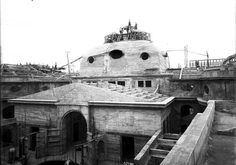 La Biblioteca Nacional comenzó a construirse en 1913 y demoró 12 años en terminar su primera etapa, inaugurándose el sector de Alameda en 1925. Fuente: Archivo Ministerio de Obras Públicas