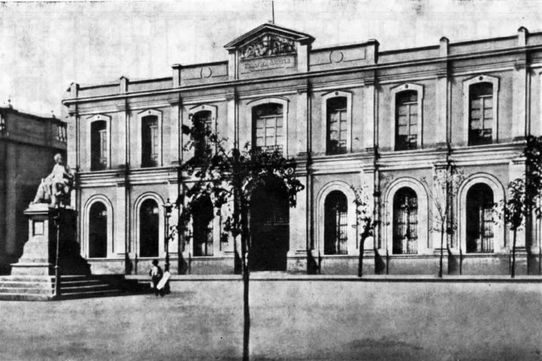 En su frontis, este edficio tenía la estatua de Andrés Bello que se ubica hoy frente a la casa central de la Universidad de Chile. Fuente: Archivo Fofográfico Biblioteca Nacional