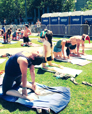 Yoga en la calle frente a La Moneda