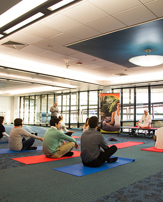 Yoga gratis en el aeropuerto: Saludos al sol antes o después de tomar un avión