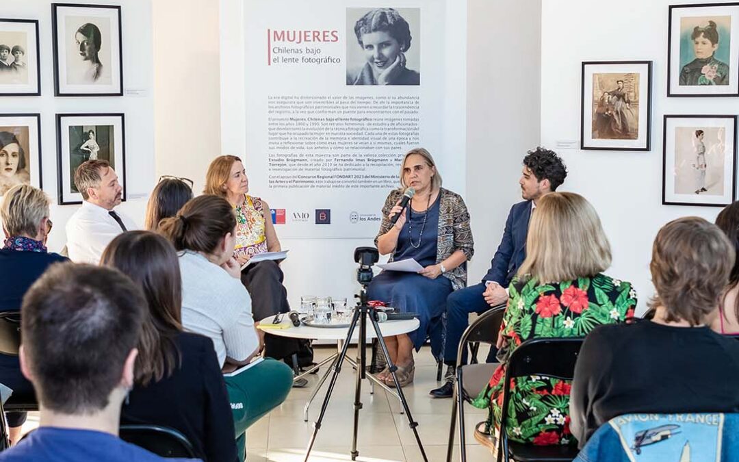 Así fue el lanzamiento del libro “Mujeres, chilenas frente al lente fotográfico” en la UANDES