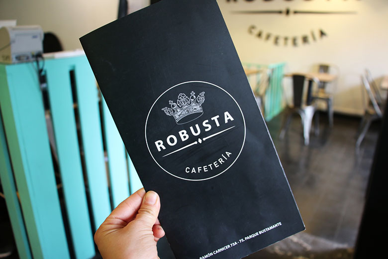 Robusta: café, pastelería y solcito frente al Parque Bustamante