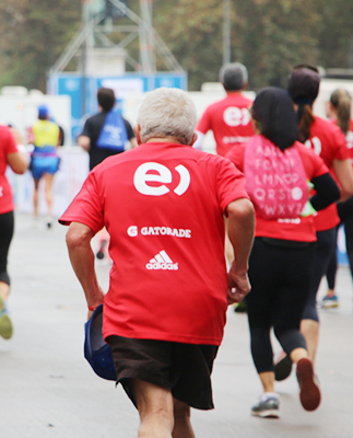 Atención runners: Mayores de 70 años correrán gratis en Entel Maratón de Santiago