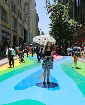 Ya está listo el Paseo Bandera, la experiencia peatonal más colorida del centro de Santiago