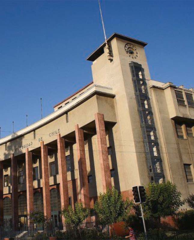 La historia del edificio de la Facultad de Derecho de la U. de Chile y su singular torre con reloj