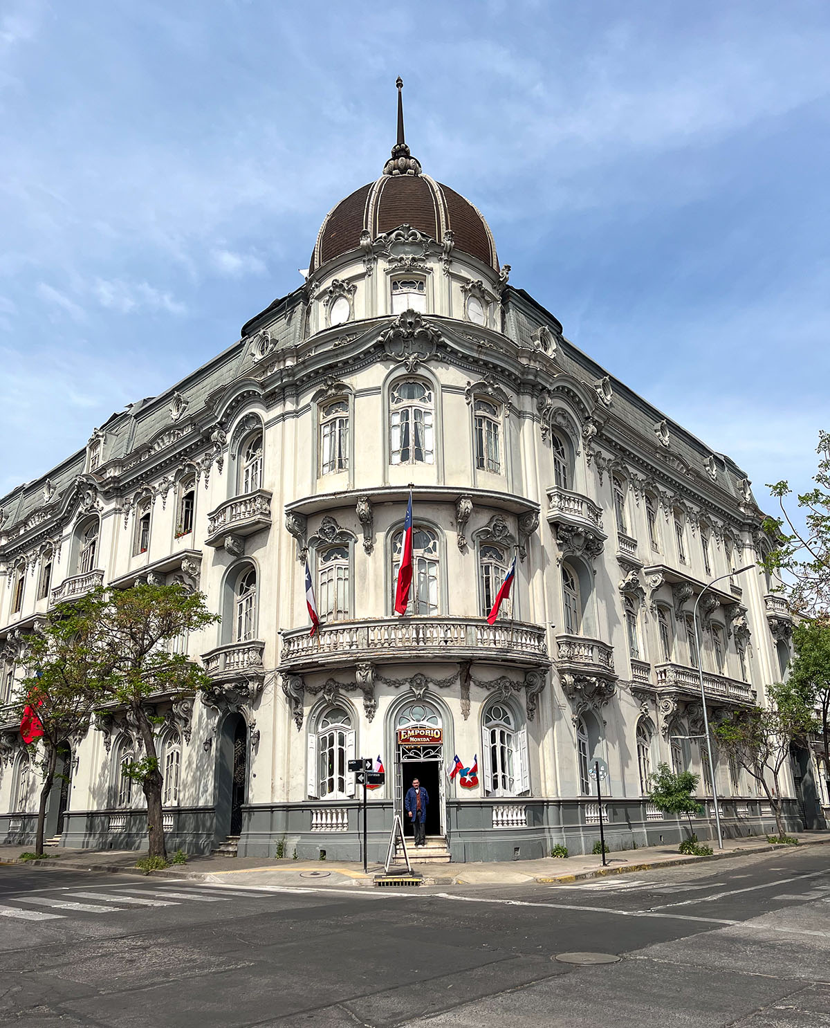 Palacio Larraín Mancheño abre Emporio Moneda, el primer almacén de época del país