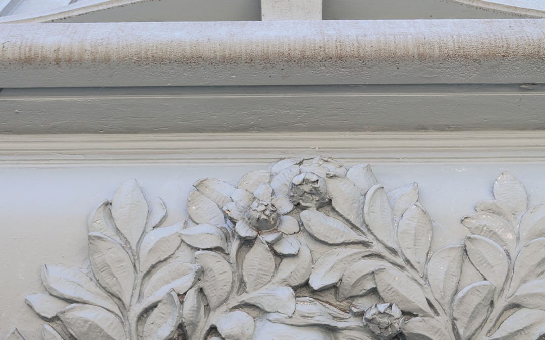 Edificio El Cuervo, diseñado por Luciano Kulczewski, está a la venta