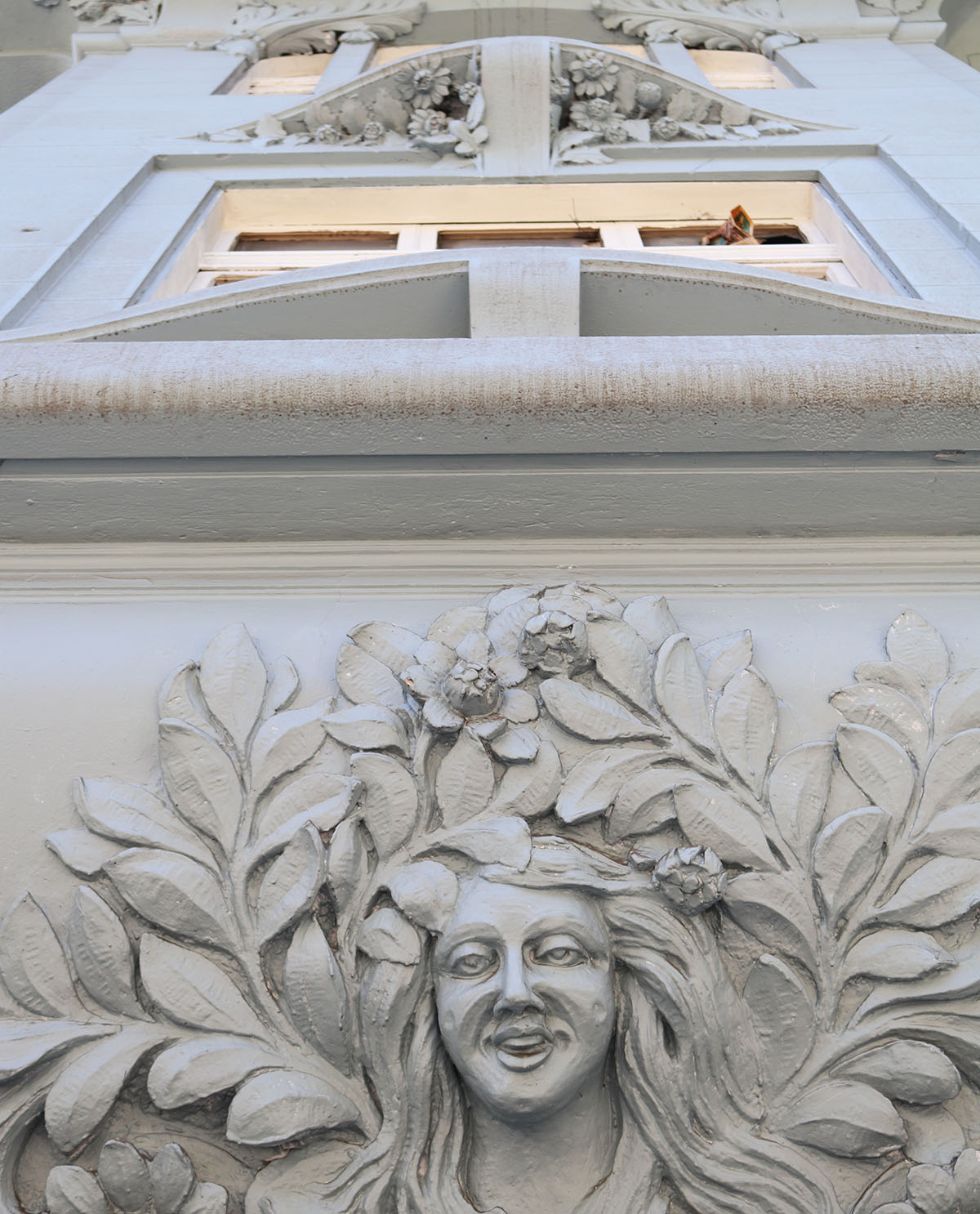 Edificio El Cuervo, diseñado por Luciano Kulczewski, está a la venta