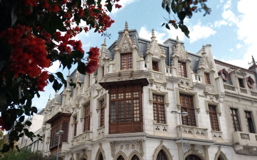 Nueva experiencia en Santiago: tomar un café recorriendo una casa patrimonial