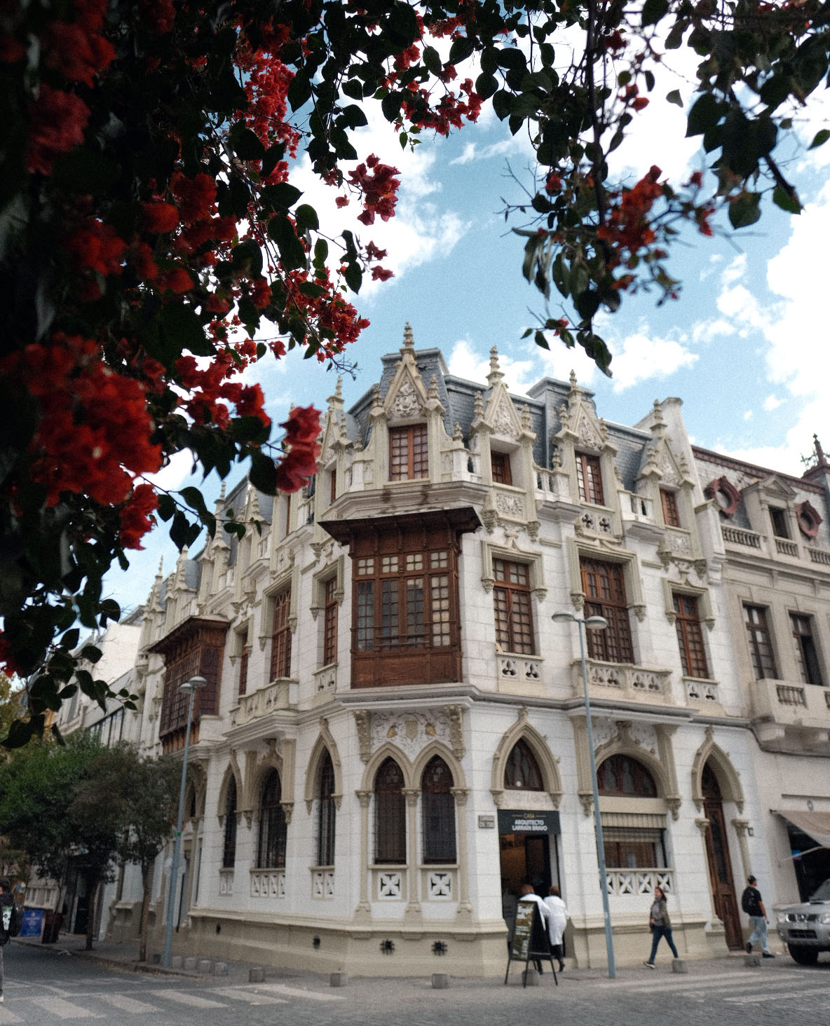 Nueva experiencia en Santiago: tomar un café recorriendo una casa patrimonial